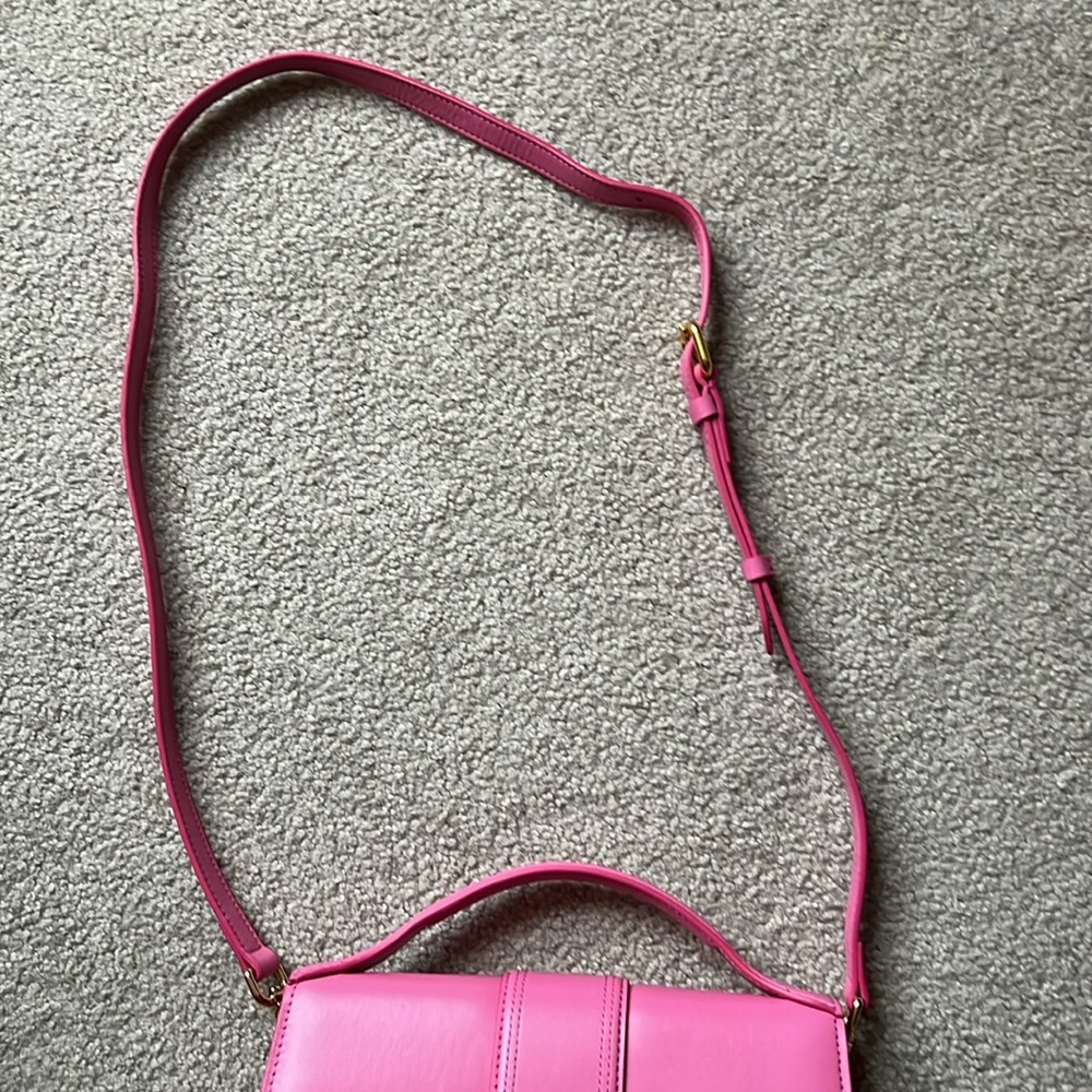 Handbag with adjustable crossbody strap

- Small handle
- Removable strap - Picture 2 of 6